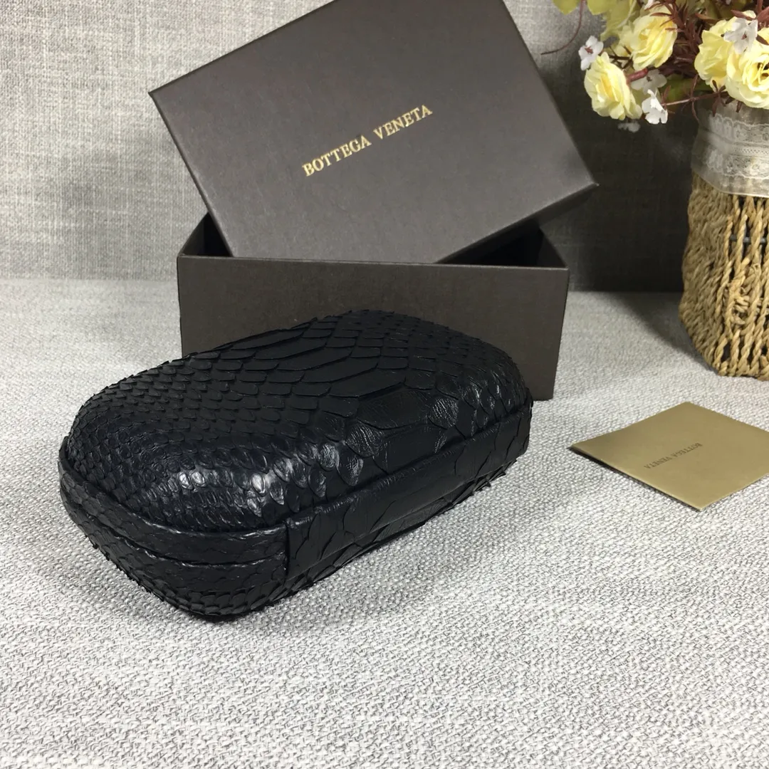 🔥🔥Model No. 8651🔥🔥This elegant clutch bag is one of the most popular handbags in woven bags. It is an interpretation of a classic design that was reintroduced in 2001. Since its launch, the Knot clutch has exhibited exquisite craftsmanship and integrated different styles from low-key to flamboyant. Each new Knot product demonstrates the irresistible and timeless charm of this classic handbag. This luxurious handbag features the signature braided rope buckle and is crafted from rare yellow-ringed forest snake and water snake skins. More charming and luxurious texture. Size: Small 16.5cm